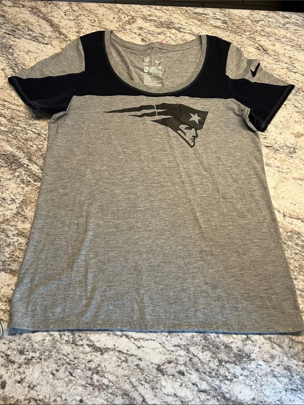 Nike NFL New England Patriots Scoop Neck Womens Graphic Tee GUC